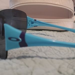 Women Oakley's sun glasses